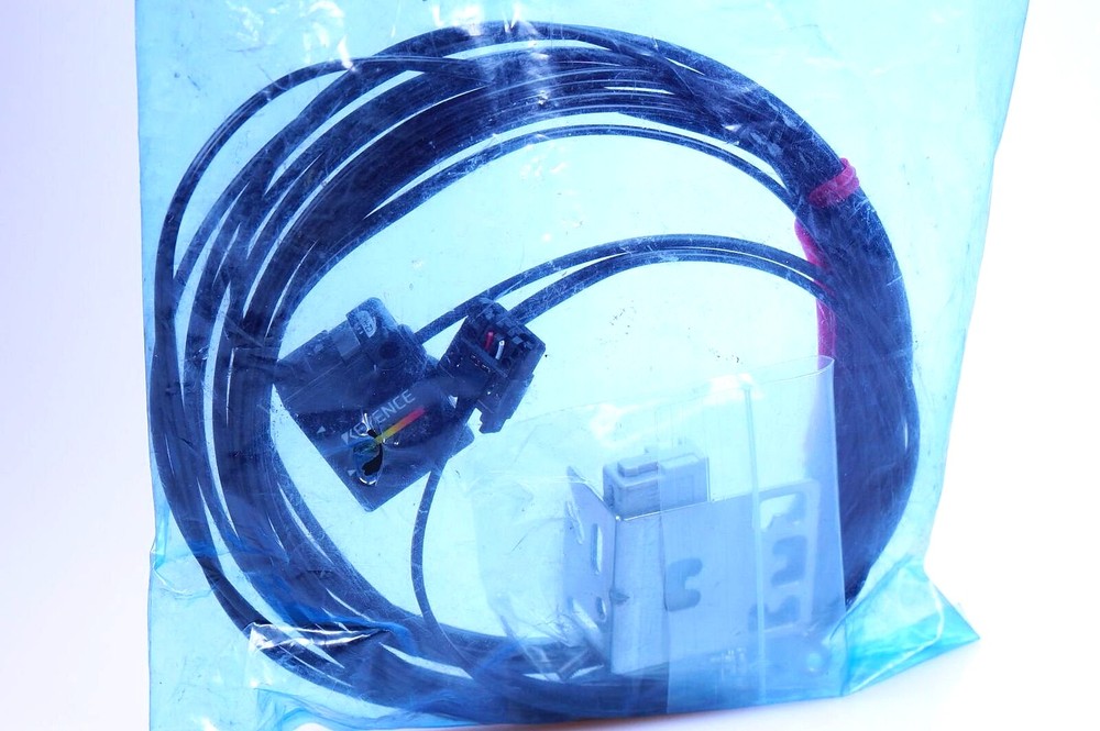 KEYENCE CZ-H32 Reflective Sensor Head Variable Spot New