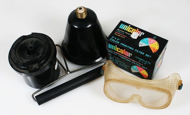 SMALL DARKROOM LOT : FILTERS, DEVELOPING TANK, CONE, GOGGLES AND ROLLER
