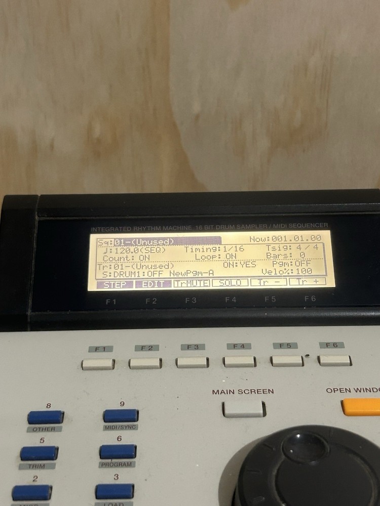 Akai MPC 2000XL