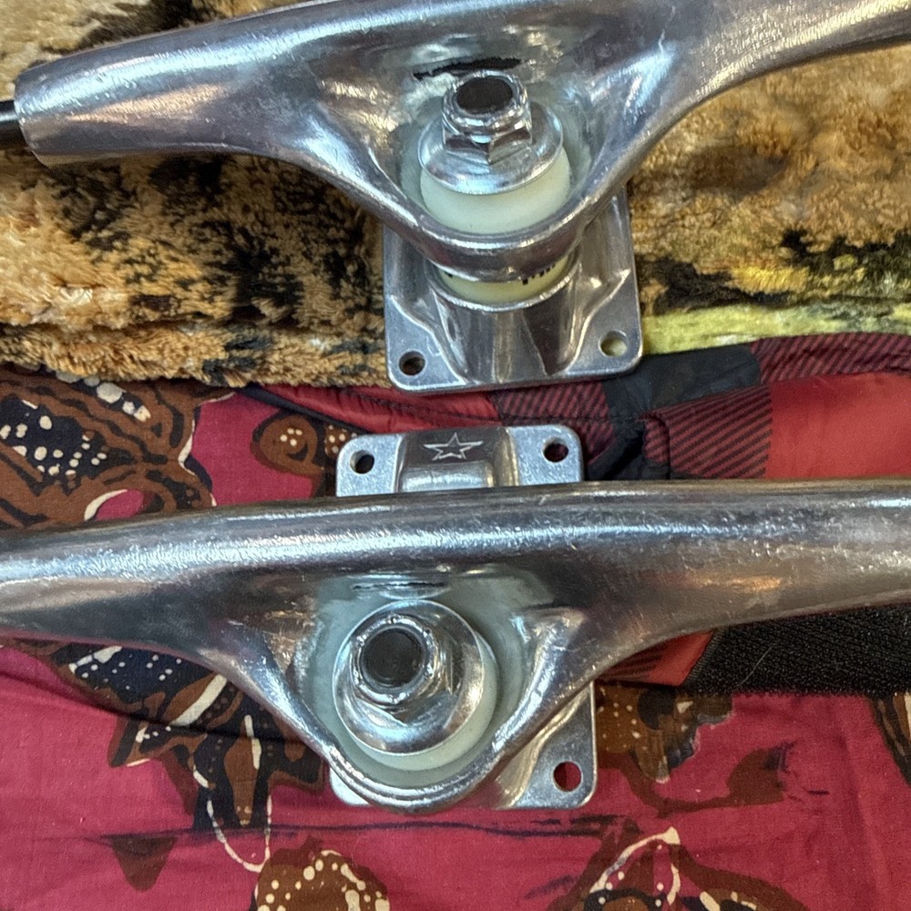 Mini-Logo Skateboard Trucks Lot.