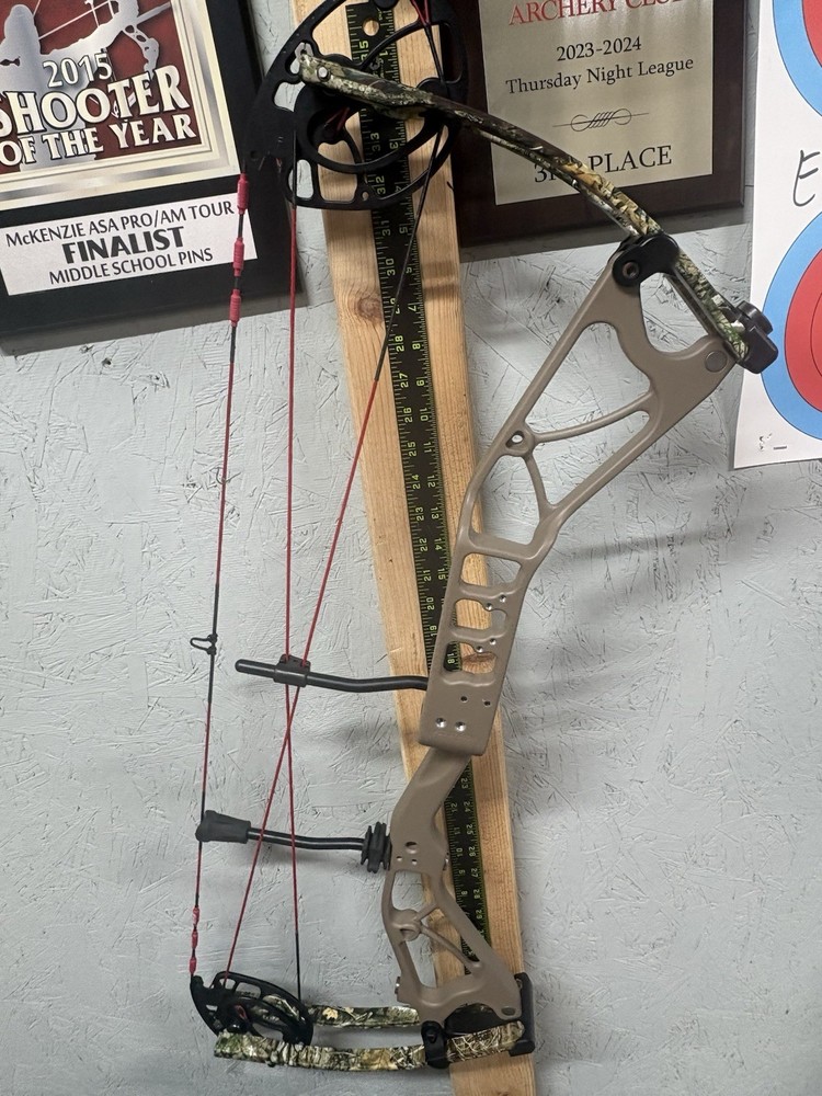 Athens Ridge 32 Compound Bow Rh 65LB 29” Draw