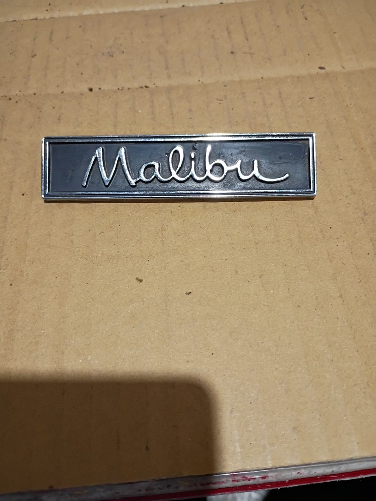 CHEVY MALIBU CIRCA '60S-'70S DOOR PANEL SCRIPT EMBLEM 7727078 (3018) A50