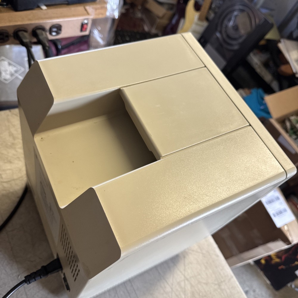 1986 Macintosh SE M0511 Powers on and working -