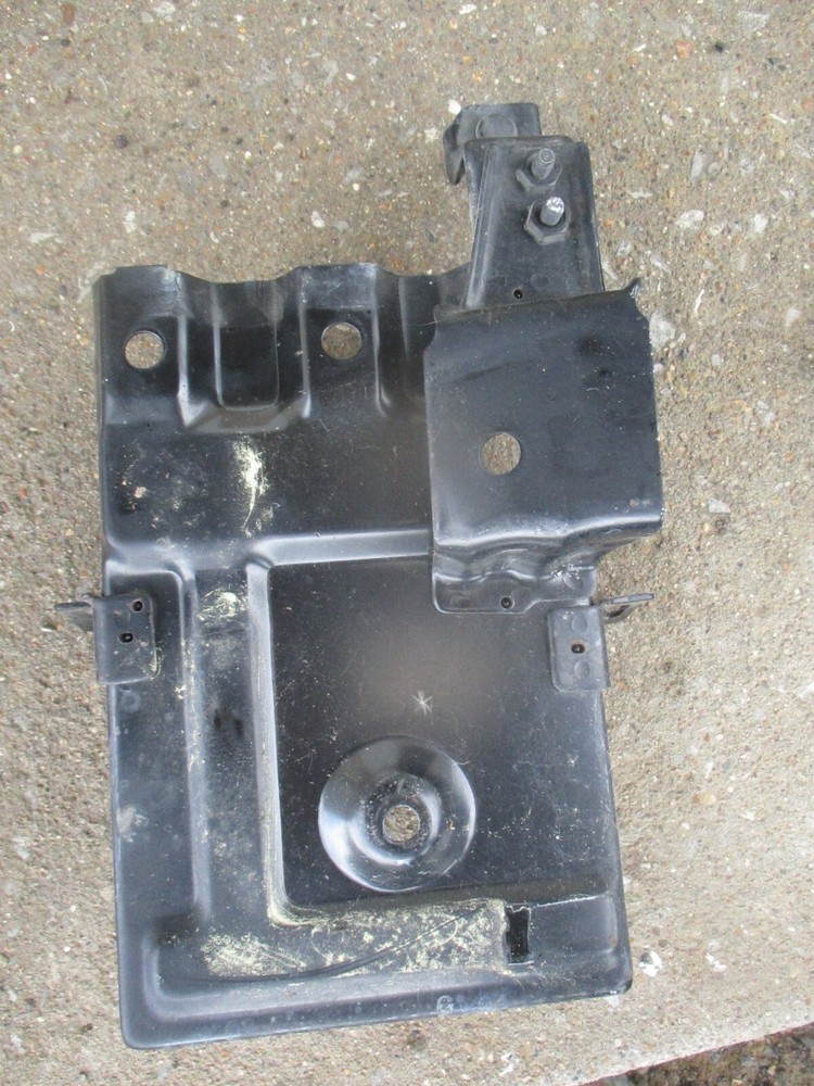 05 Sedona Battery Tray w/Holddown 02-04