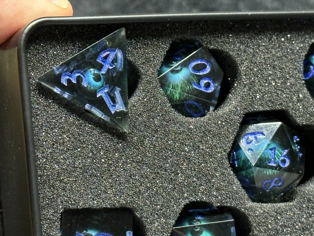 Maywin D&D Set Of Dice 7 Pieces, Floating Eye Liquid Core Version