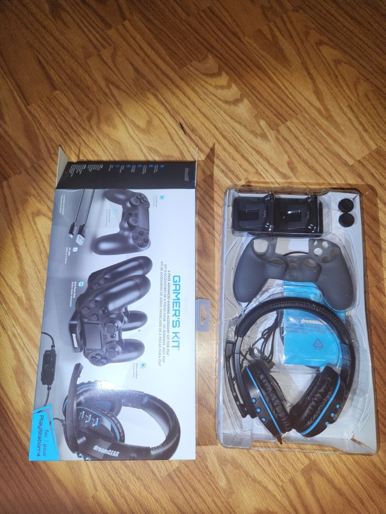 WB DreamGear DGPS4-6436 PS4 Advanced Game Accessory Kit (Black).