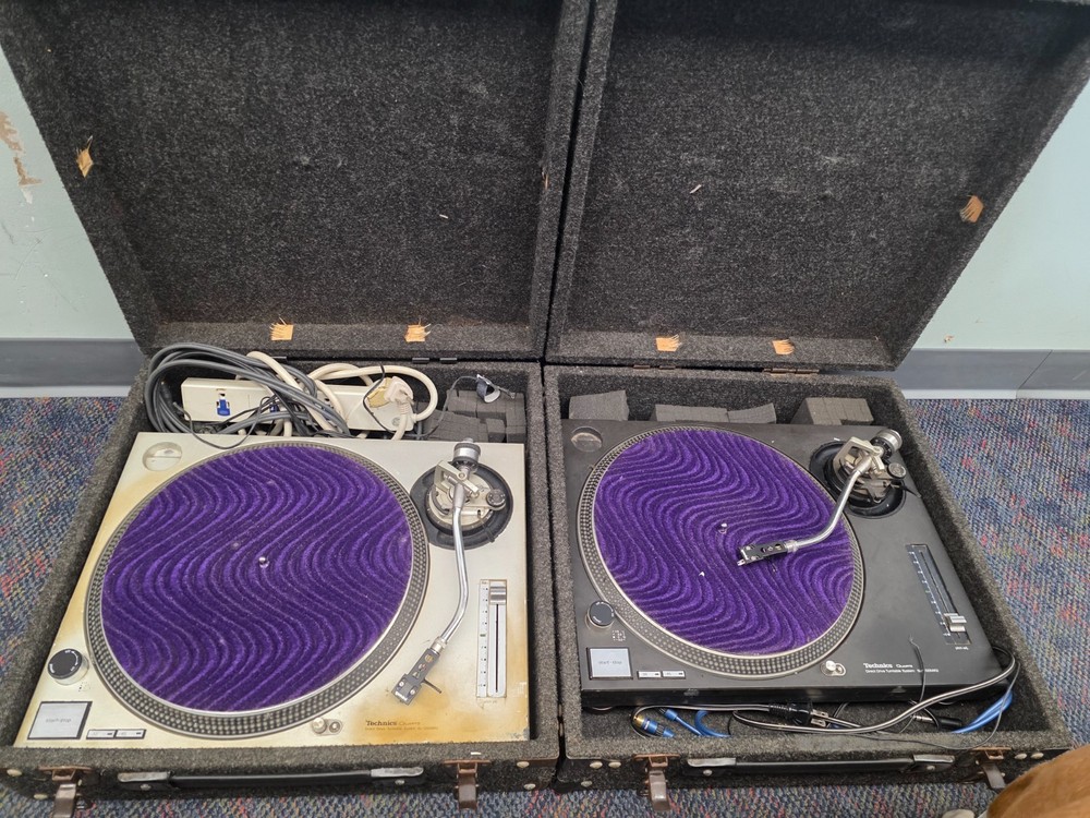2 technics sl-1200mk2 dj turntables
