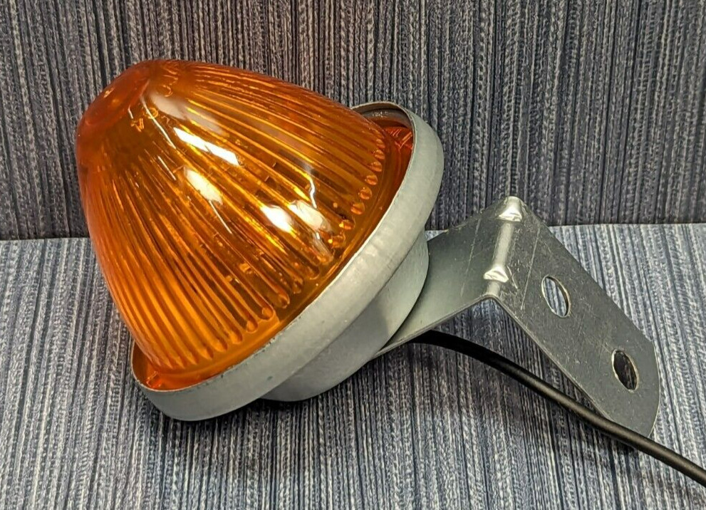 Yellow Markers Beehive Clearance Marker Light (with Fixed-Angle) 12 Volt Only