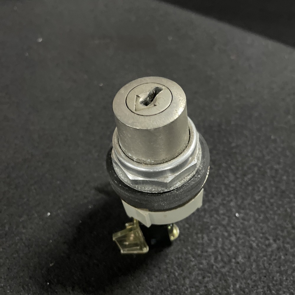 Allen-Bradley 800T-H42 Keyed Selector Switch (st747)