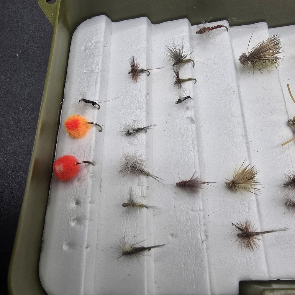 white river fly box with 27 Flys Pluse Extra Case