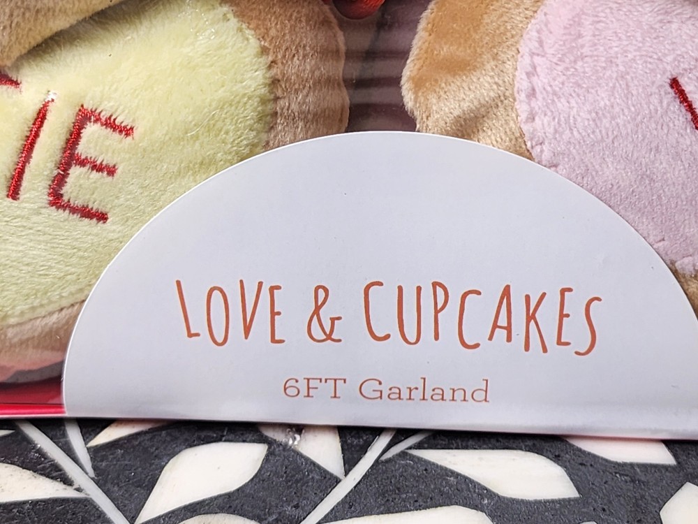 LOVE & CUPCAKES 6 FT GARLAND