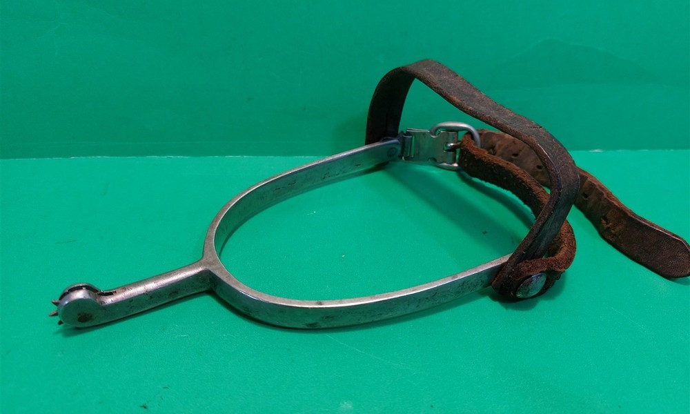 SINGLE ANTIQUE LONG SHANK NICKLE SPUR WITH LEATHER STRAP