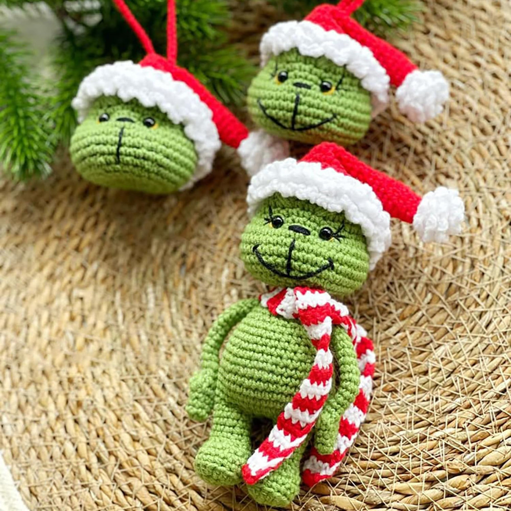 Beginner Christmas Crochet Kit with Video Tutorials and Soft Yarn Hooks