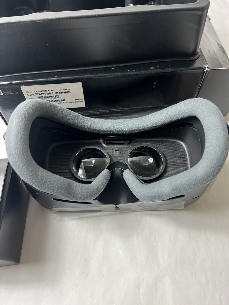Samsung Gear VR Powered By Oculus Virtual Headset W/Controller SM-R324 Complete