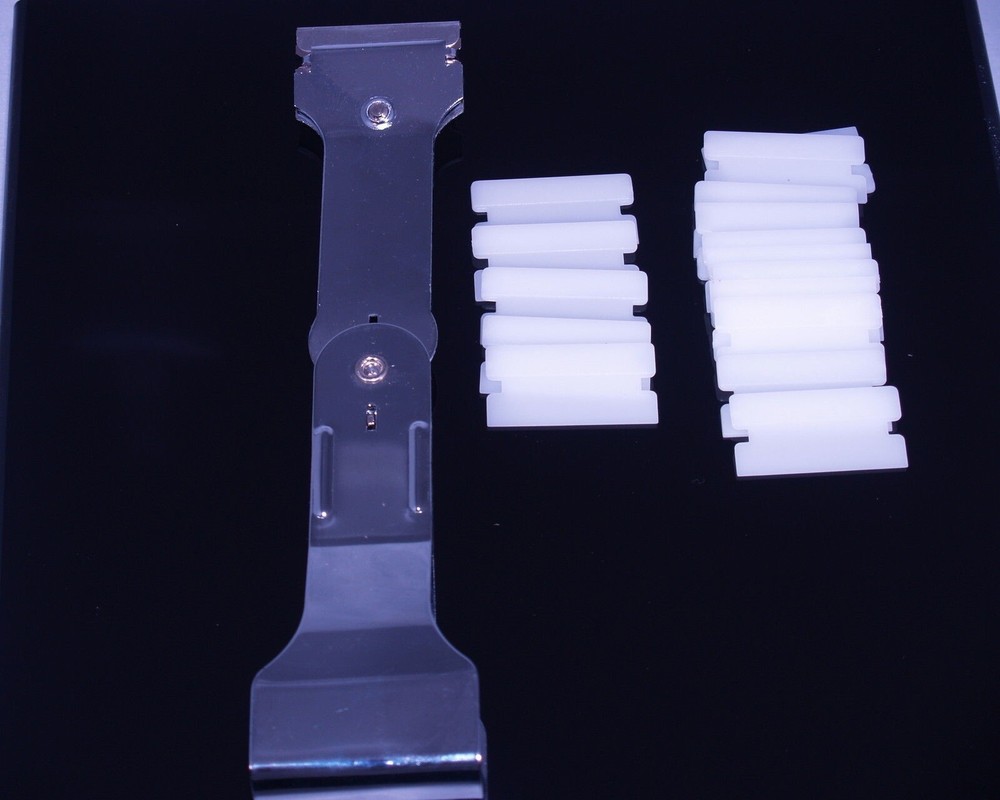 Retractable Scraper with 25 Polypropylene blade