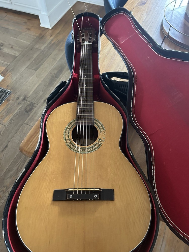 Decca Acoustic Guitar 124 New Strings