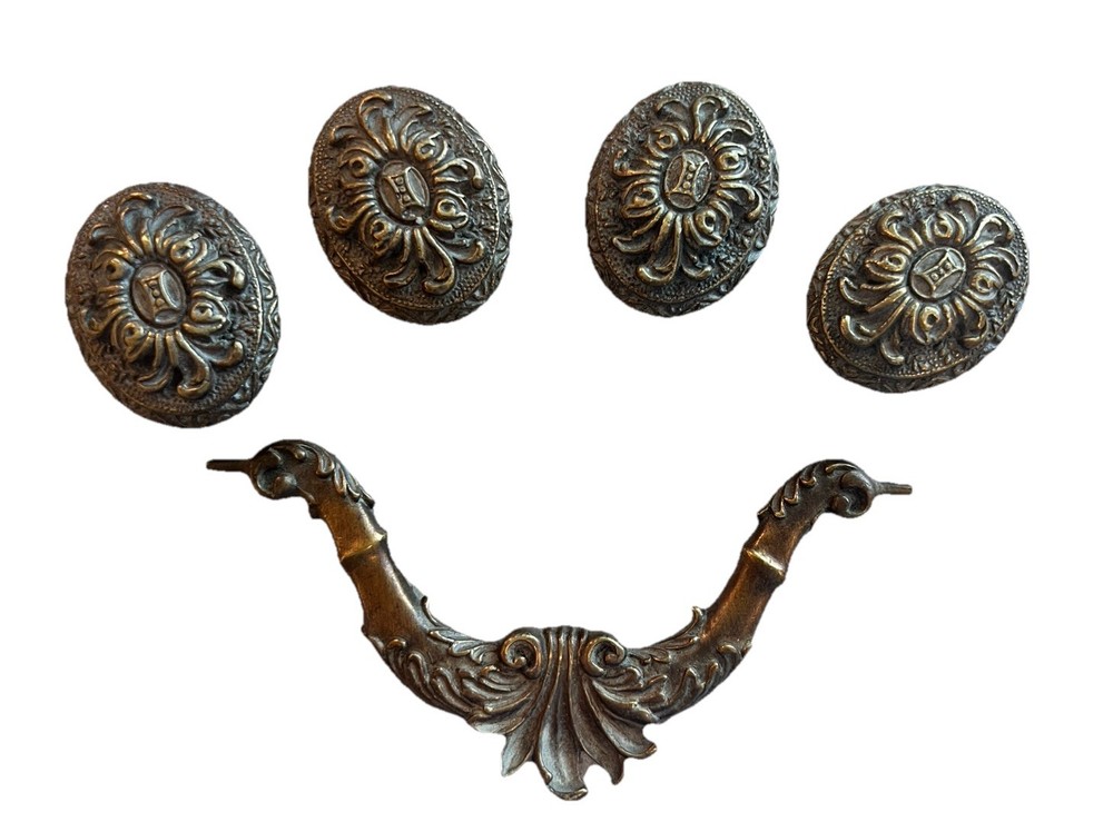 Lot Of 4 Antique Brass Drawer Knobs & 1 Pull Heavy Ornate Hardware Solid