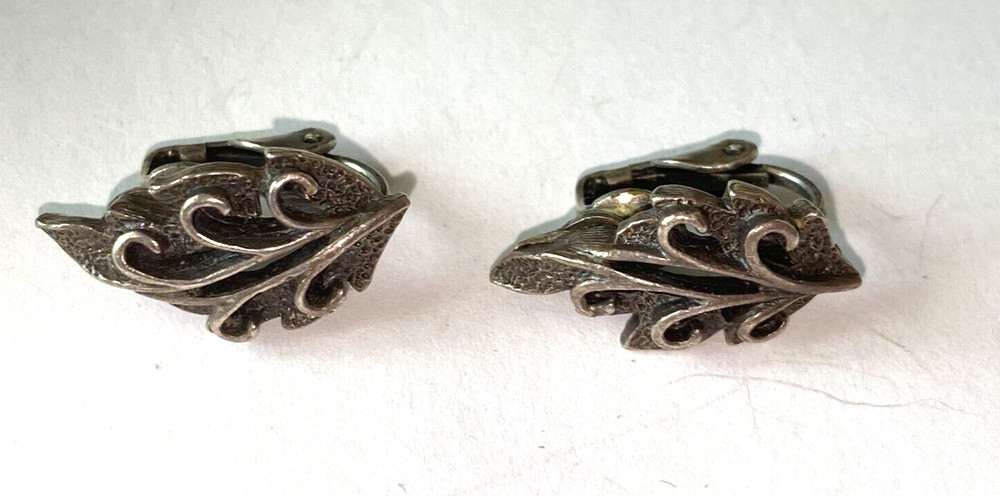 VTG PEWTER LEAF EARRINGS CLIP DANGLE 5/8"
