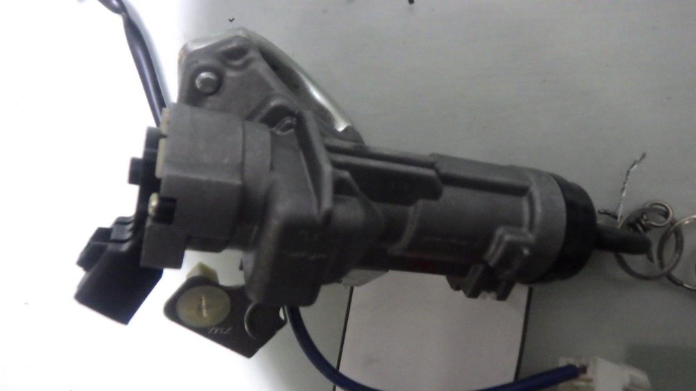 11 KIA SORENTO Ignition W/Key