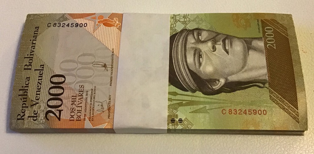 Venezuela Banknote Bundle. 100 X 2000  Bolivares. Dated 2016. Unc.