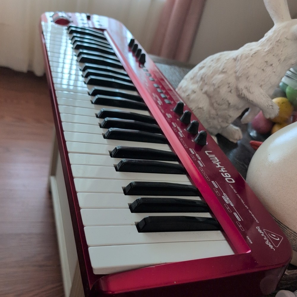 Behringer UMX490 Midi Controller Keyboard