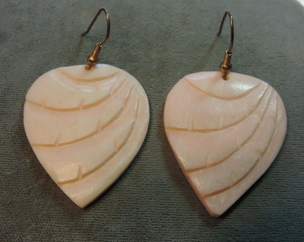 Carved Pink Shell Heart Leaf design Dangle Hook Pierced Earrings Ch 76.2