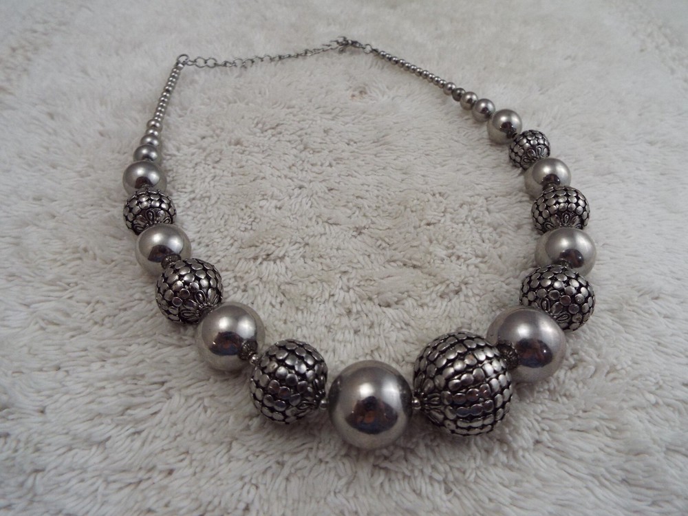 Silvertone Bead Necklace (H16)