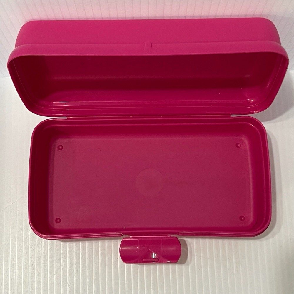 Hello Kitty 2011 Pink Tupperware Latching Container 8 x 4 Excellent Condition!