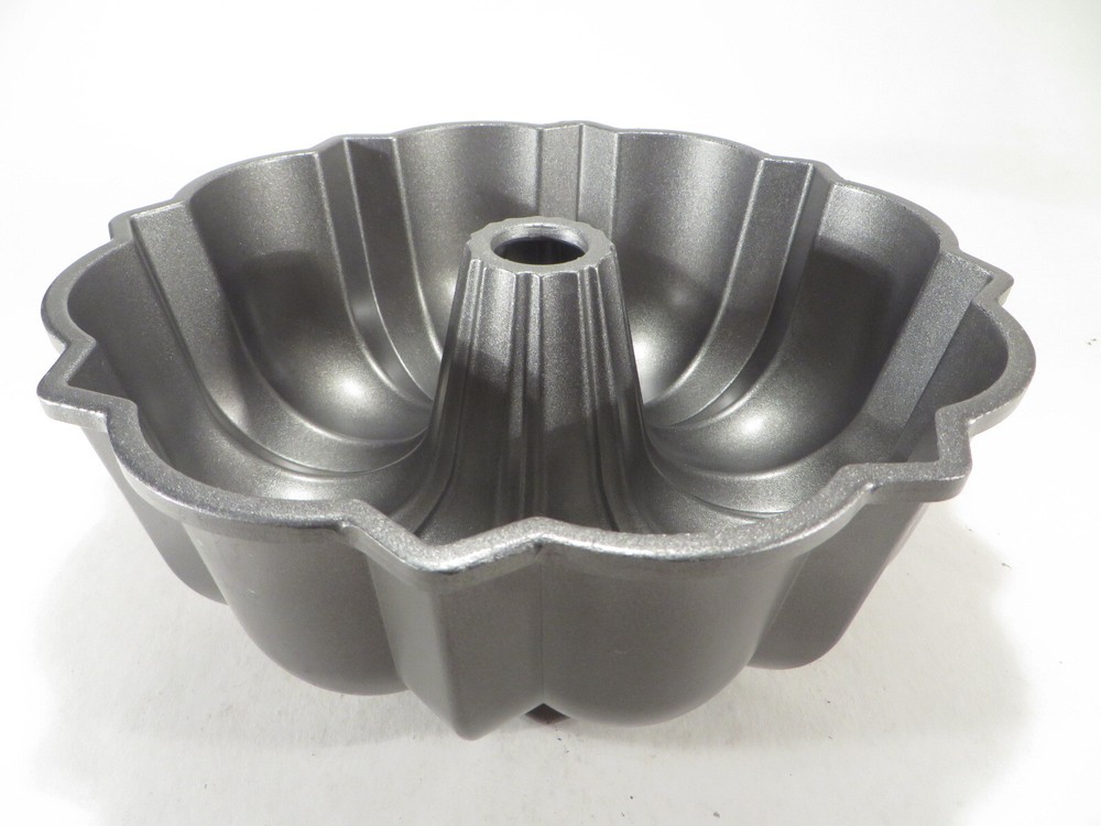 Nordic Ware Cake Pan Mold Cast Aluminum Bakeware 10"