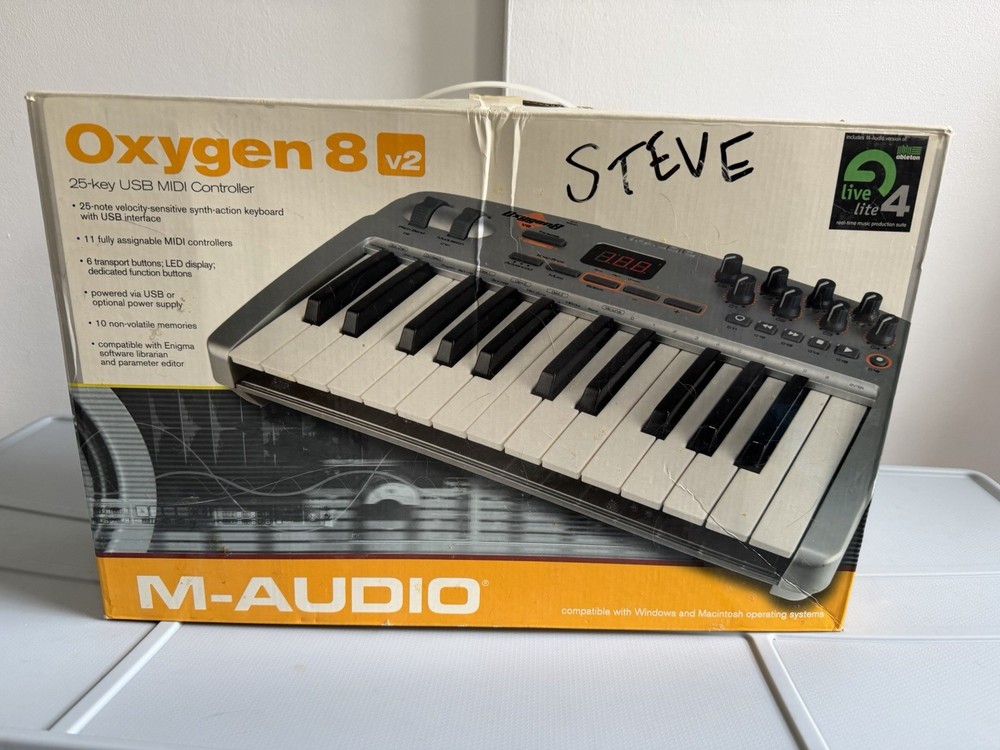 M-Audio Oxygen 8 v2 25-Key USB MIDI Keyboard Controller, LED Display