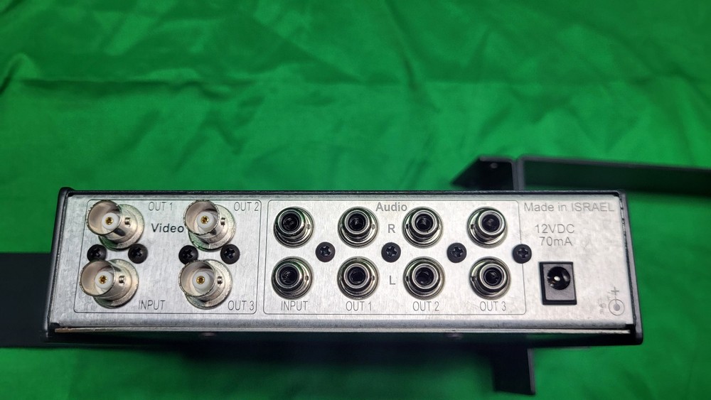 Kramer 1:3 Audio/Video DA VM-30AVB Server Mount Included
