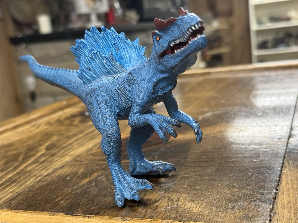 Dynamic Triple spine Spinosaurus dinosaur model