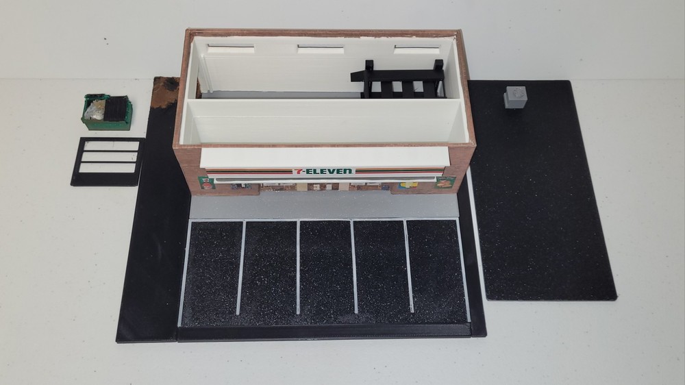 7-Eleven Store Front with Garage Model 1:64 S Scale