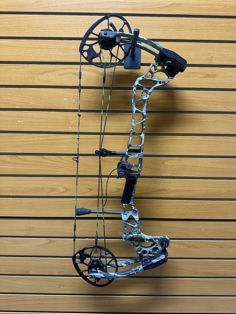 Mathews Triax Compound Bow - RH - 70# Max