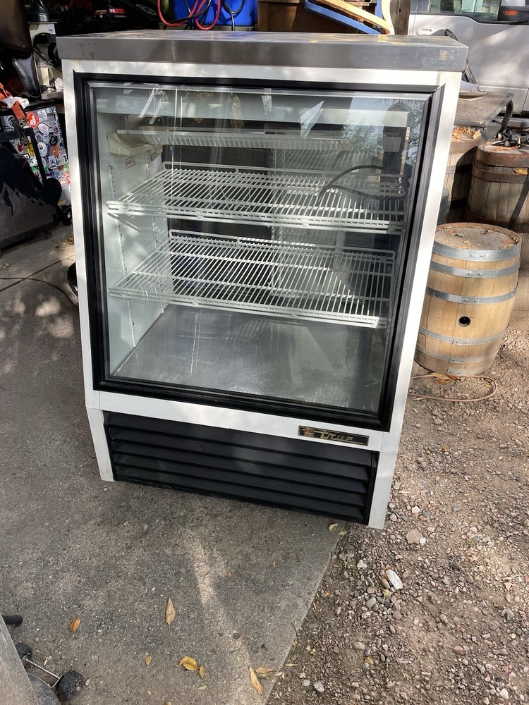 True TSID-36-2 Refrigerated Pastry Display Case