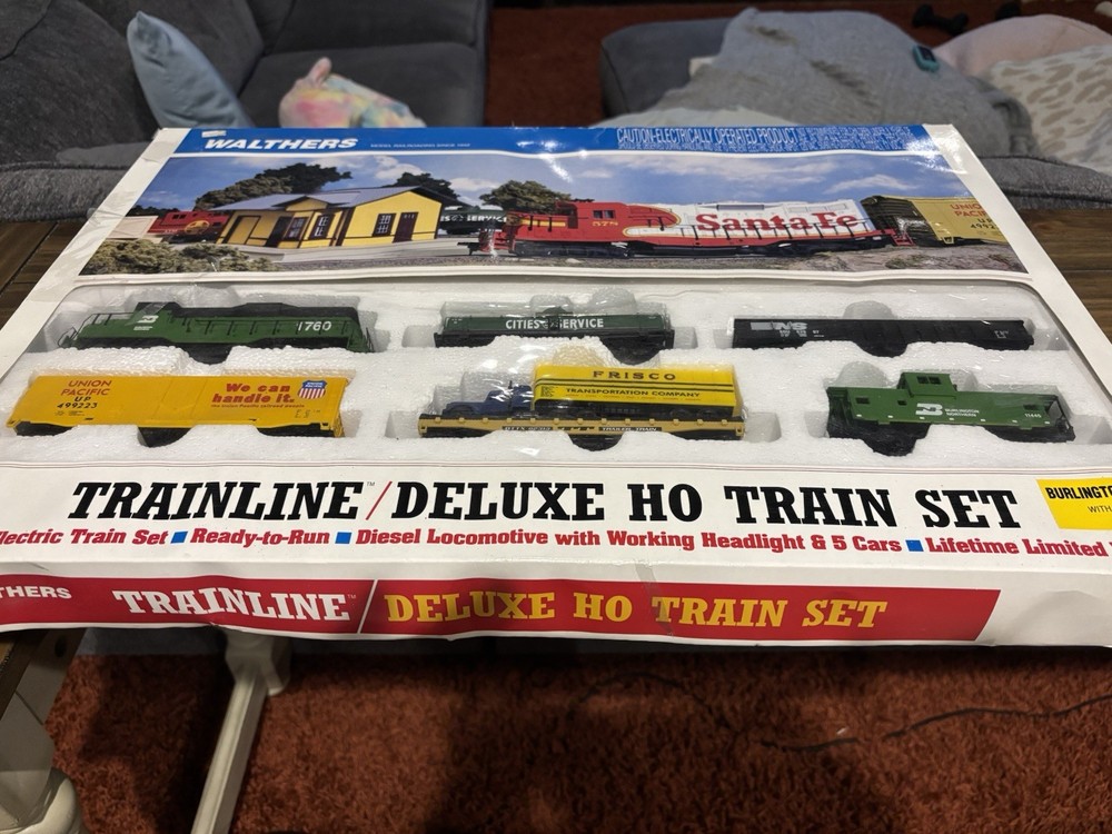 Walthers Trainline Deluxe HO Train Set