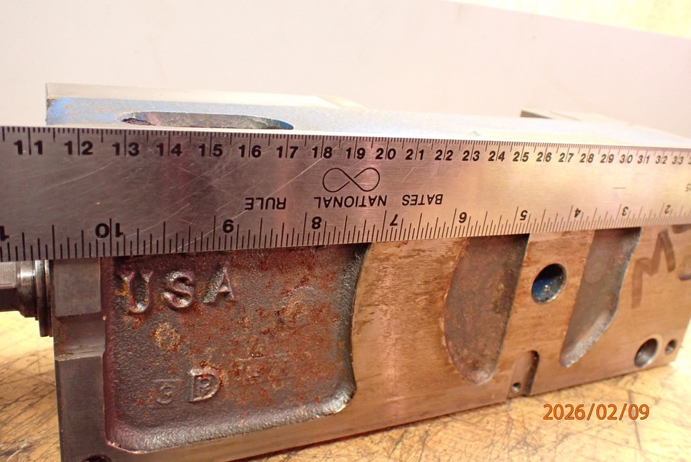 LOT M9: KURT D40 MILLING MILL MACHINE VISE