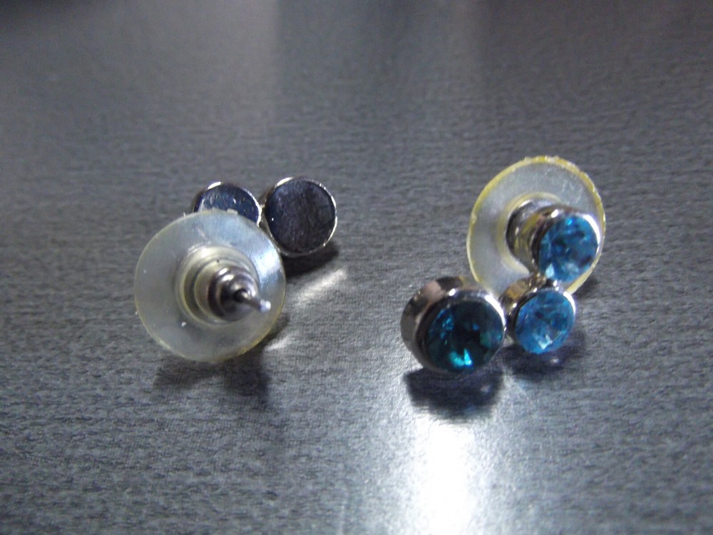 1 Pair Old .75 "in Blue Sparkly Glass Studs
