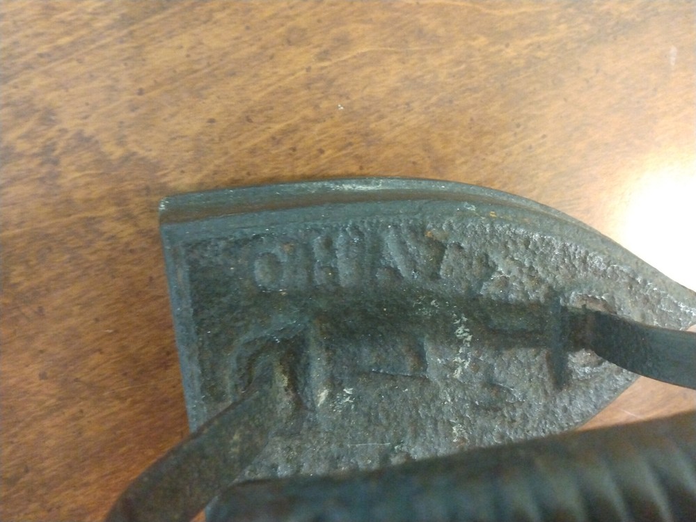 VINTAGE CAST IRON CHATTANOOGA #7 SAD FLAT IRON 