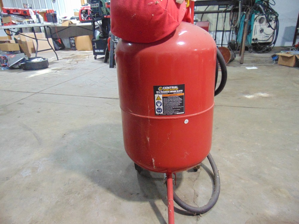 Grip On Pressurized Abrasive Blaster