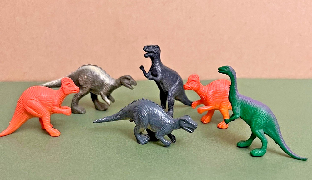 35 pcs - LITTLE colorful PLASTIC DINOSAURS & TREES!