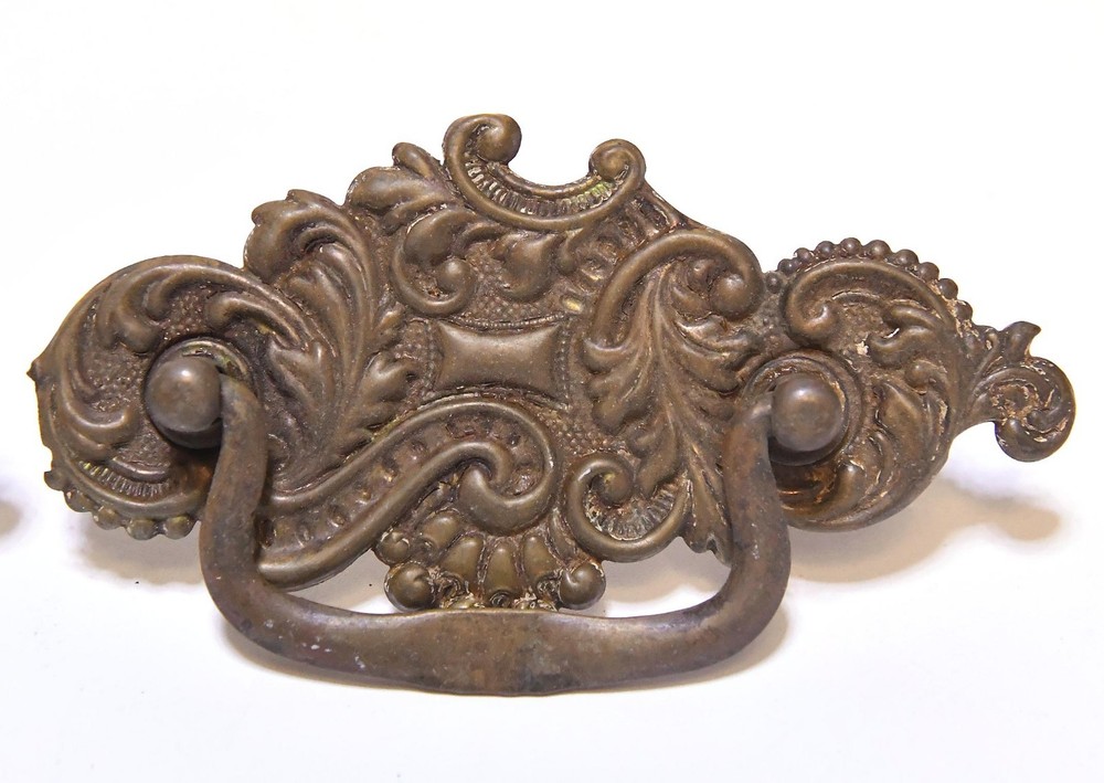 2 MATCHING VINTAGE DECORATIVE PRESS BRASS DRAWER PULL / HANDLE