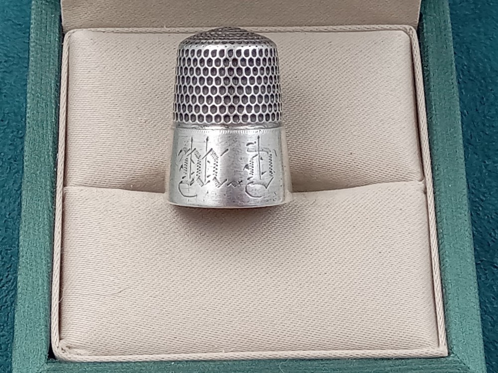 Sterling Silver Vintage Thimble w. Initials M.D. in Old English Script