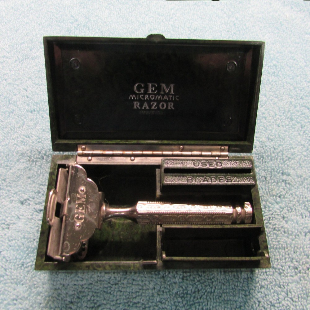Gem Micromatic Razor   W. Bakelite Case