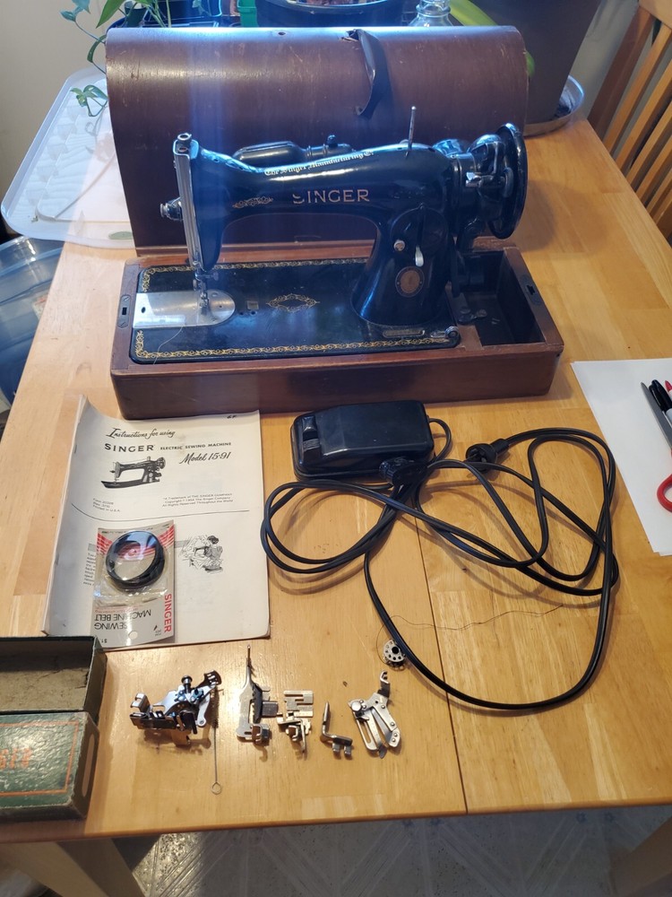 SINGER SEWING MACHINE MODEL 15-91 With Damaged Locking Case