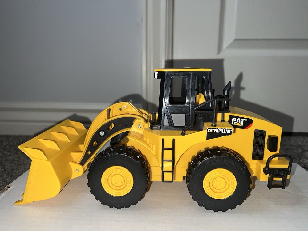 Toy State Industrial CAT Caterpillar Construction Front Loader Toy