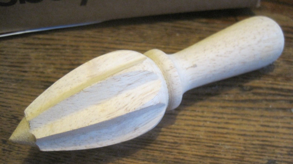 WOODEN LEMON/LIME JUICER/SQUEEZER WITH HANDLE