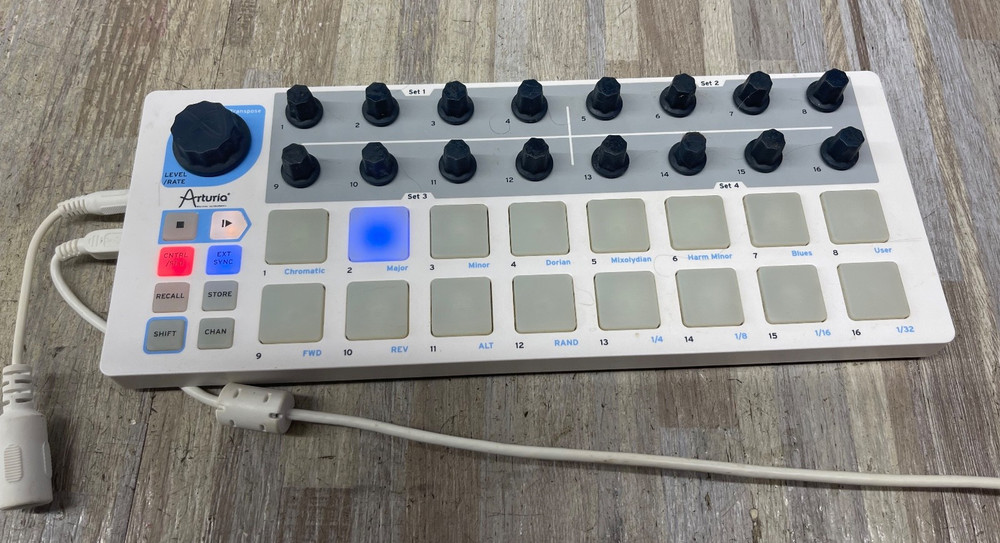 Arturia BeatStep White MIDI Controller & Sequencer w/ USB Cable - Clean