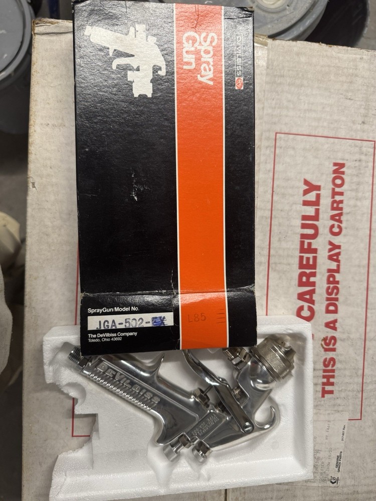 DeVilbiss- JGA 502 Pressure Paint spray gun 704 binks