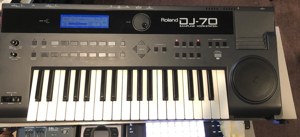 ROLAND DJ-70 SAMPLING WORKSTATION
